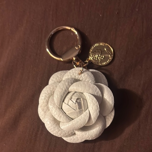 Boutique White Camellia Keychain with Coin Detail New - Picture 1 of 6